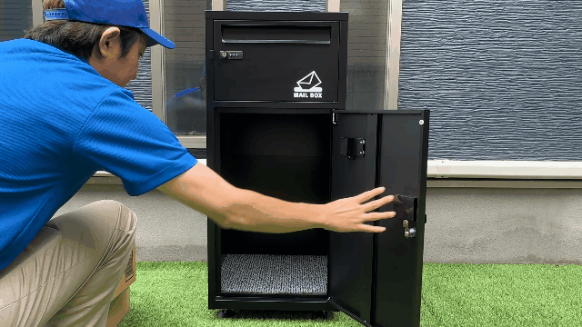 配達員様が荷物を入れる